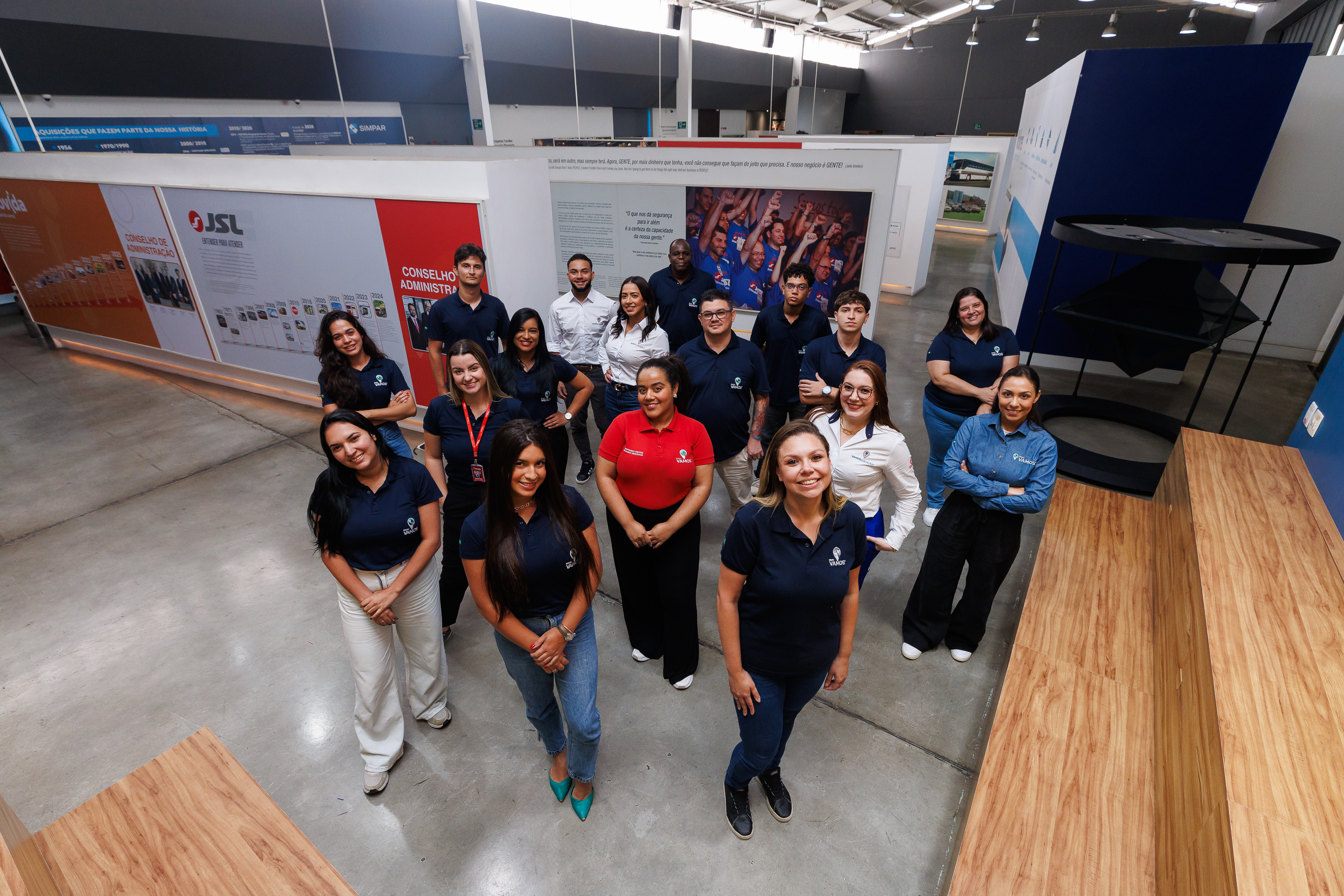 Profissional segurando miniatura de caminhão